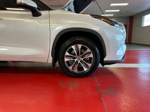 Used 2023 Toyota Highlander XLE AWD/4WD image 30