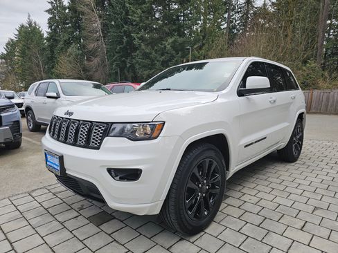 Used 2018 Jeep Grand Cherokee Altitude image 3