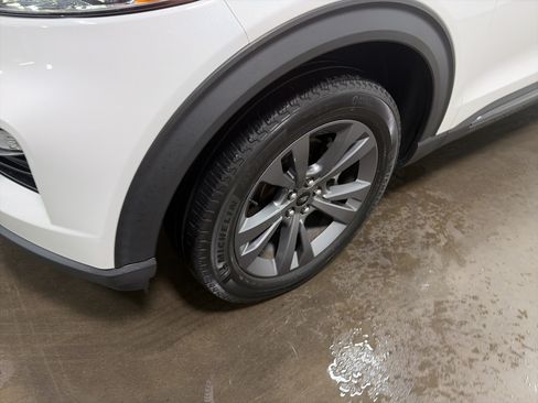 Used 2022 Ford Explorer XLT w/ Equipment Group 202A AWD/4WD image 11