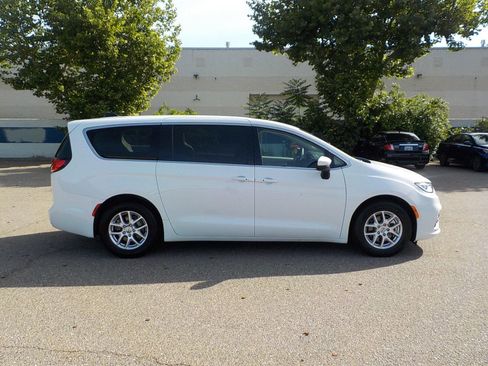 Used 2023 Chrysler Pacifica Touring-L image 3