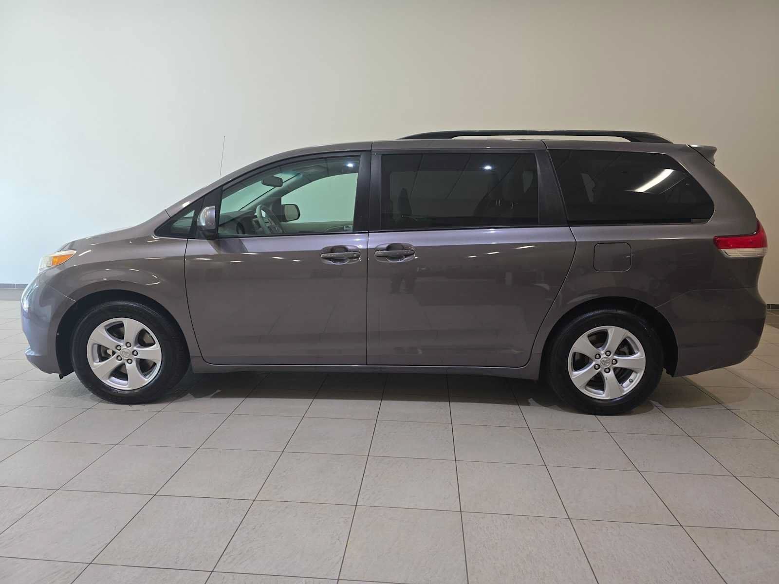Used 2011 Toyota Sienna LE w/ Towing Pkg FWD image 3