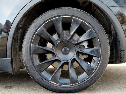 Used 2022 Tesla Model Y Long Range image 12