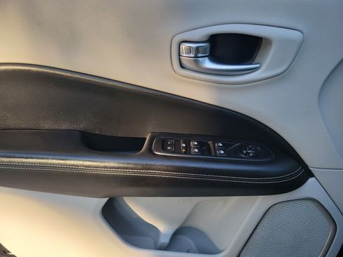 Used 2021 Jeep Compass Latitude FWD image 13