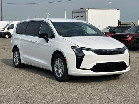 New 2027 Chrysler Pacifica Select FWD image 1