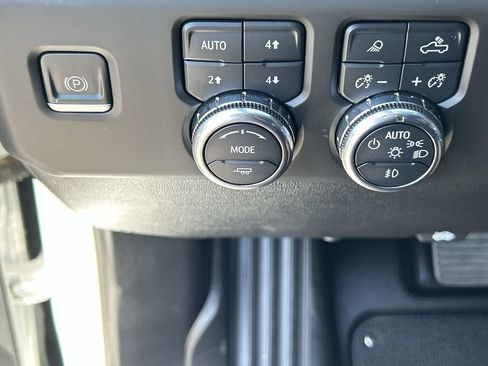 Used 2023 GMC Sierra 1500 AT4 w/ Technology Package AWD/4WD image 18