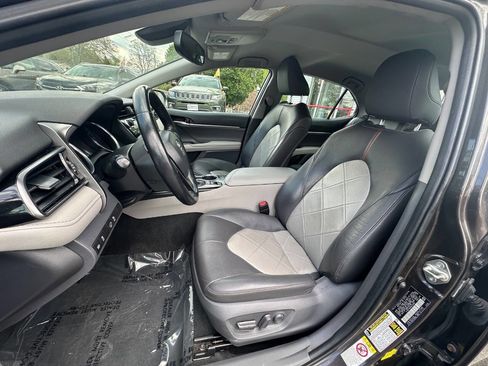 Used 2019 Toyota Camry XLE w/ Carpet Mat Package FWD image 11
