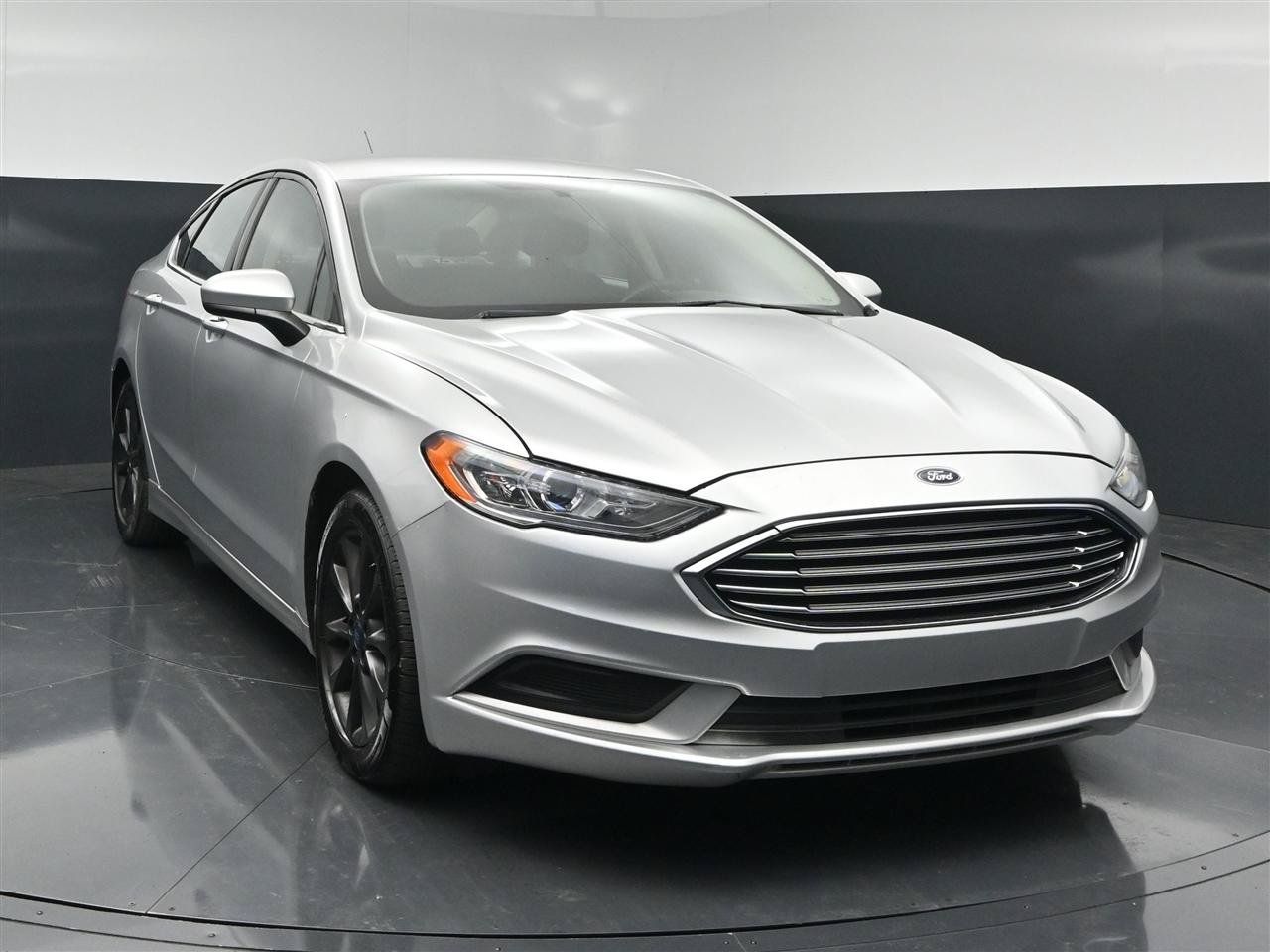 Used 2017 Ford Fusion SE w/ Fusion SE Technology Package FWD image 1