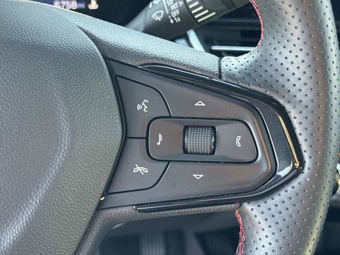 Used 2025 Chevrolet Trax RS w/ Sunroof Package FWD image 9