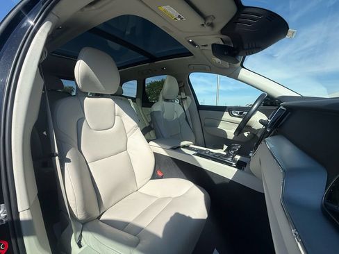 Used 2018 Volvo XC60 T5 Momentum w/ Vision Package AWD/4WD image 11