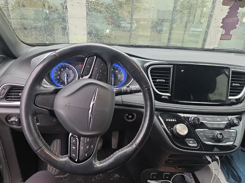 Used 2021 Chrysler Pacifica Touring-L w/ Uconnect Theater Family Group AWD/4WD image 6