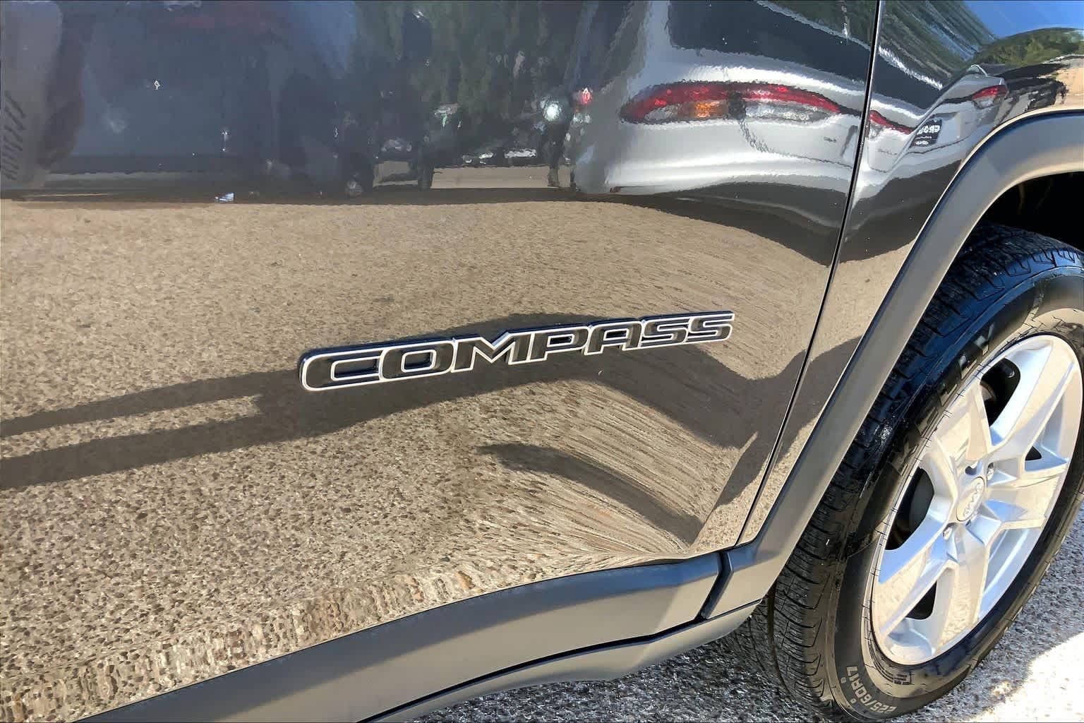 Used 2022 Jeep Compass Latitude w/ Sun and Sound Group AWD/4WD image 10
