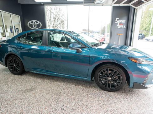 Used 2025 Toyota Camry SE image 5