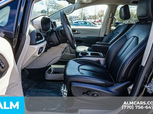 Used 2024 Chrysler Pacifica Touring-L FWD image 20