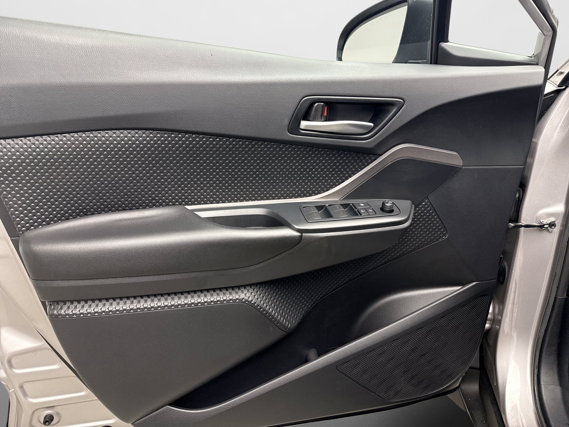 Used 2020 Toyota C-HR LE FWD image 9