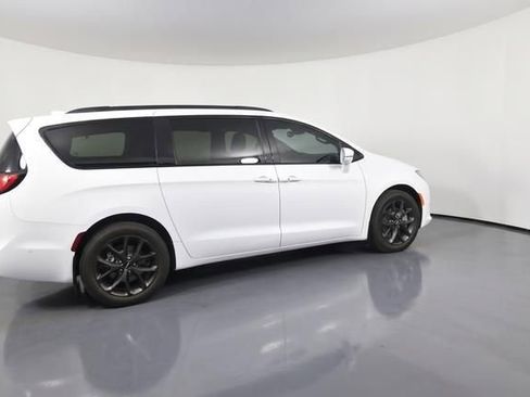 Used 2022 Chrysler Pacifica Limited w/ S Appearance Package AWD/4WD image 10