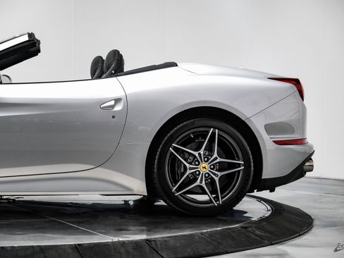 Used 2016 Ferrari California T image 10
