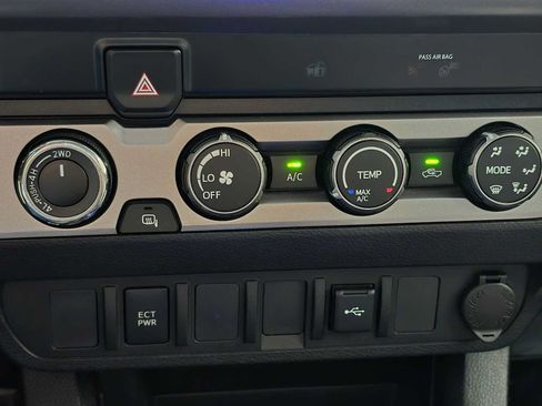 Used 2020 Toyota Tacoma SR5 AWD/4WD image 15