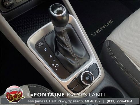 Used 2021 Hyundai Venue SEL image 22