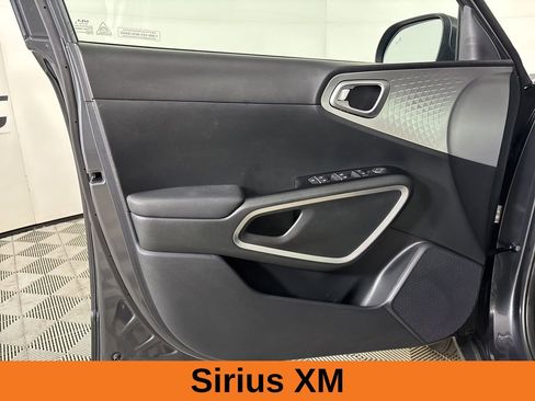Used 2025 Kia Soul LX w/ LX Technology Package FWD image 8