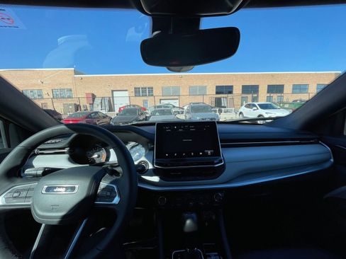 Used 2025 Jeep Compass Limited image 33