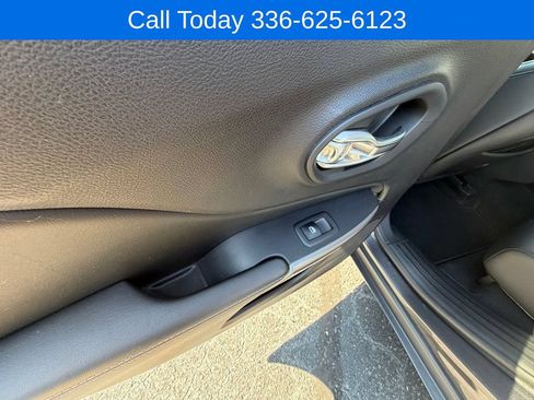 Used 2021 Jeep Cherokee Latitude Lux w/ Sun & Sound Group AWD/4WD image 15