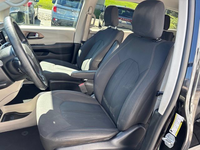 Used 2019 Chrysler Pacifica Touring FWD image 14