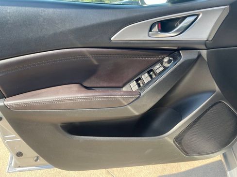 Used 2018 MAZDA MAZDA3 Touring FWD image 16
