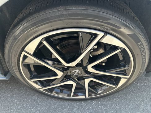 Used 2024 Nissan Sentra SR w/ SR Premium Package FWD image 33