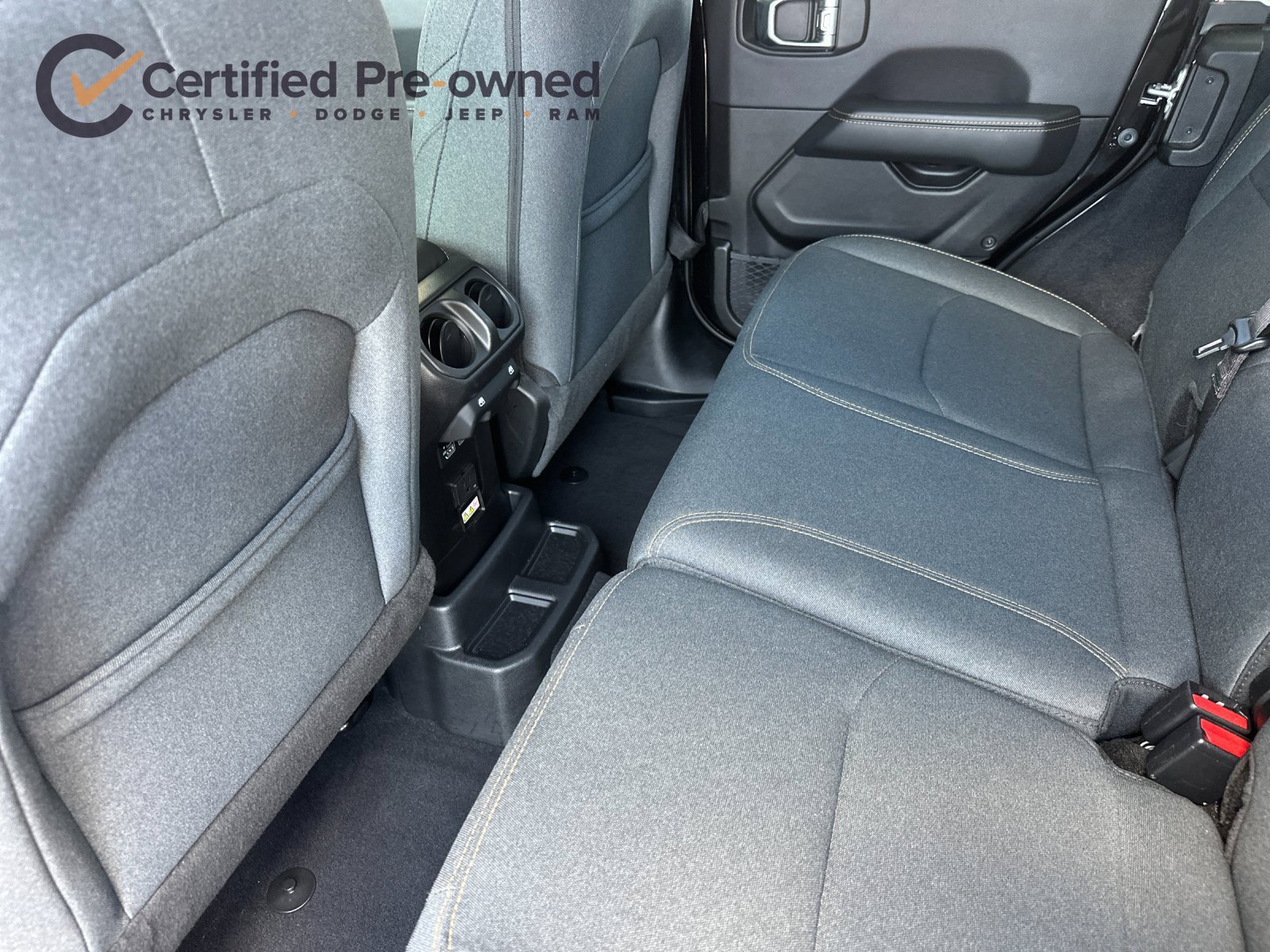 Used 2025 Jeep Wrangler Unlimited Sahara AWD/4WD image 13