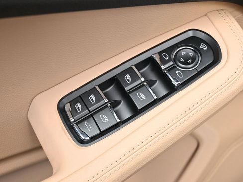 Used 2026 Porsche Macan AWD/4WD image 19
