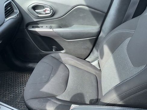 Used 2019 Jeep Cherokee Latitude w/ Cold Weather Group image 16