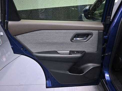 Used 2023 Nissan Rogue SV image 16