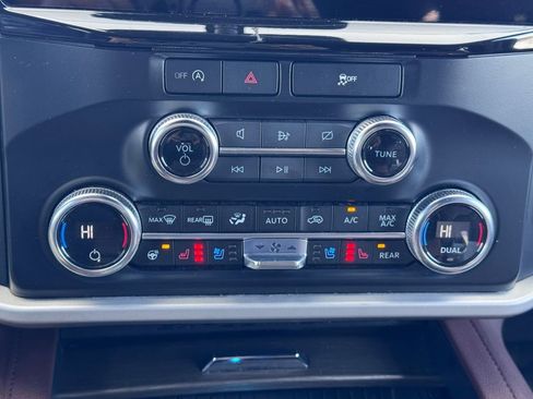Used 2024 Ford Expedition Limited image 14