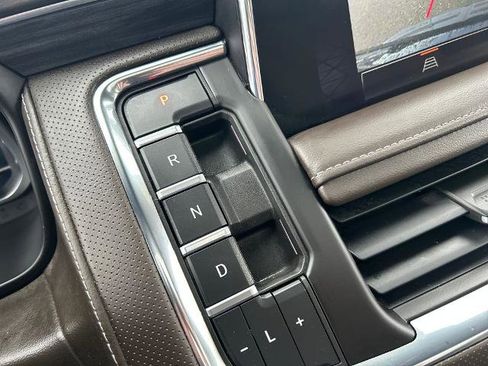 Used 2023 GMC Yukon XL SLT image 34