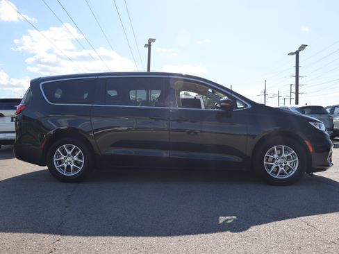 Used 2024 Chrysler Pacifica Touring-L FWD image 6