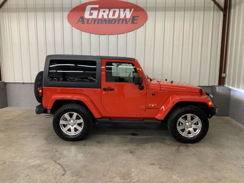 Used 2017 Jeep Wrangler Sahara w/ Connectivity Group AWD/4WD image 15