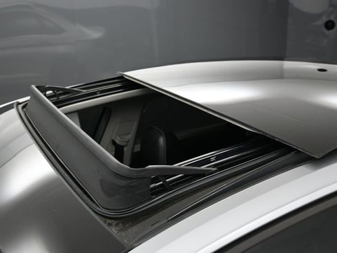 Used 2023 Volkswagen Jetta SE w/ Panoramic Sunroof Package image 11