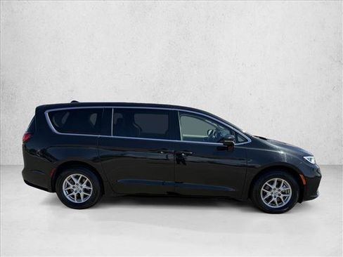 Used 2023 Chrysler Pacifica Touring-L FWD image 4
