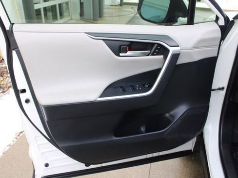 Used 2019 Toyota RAV4 Limited image 19