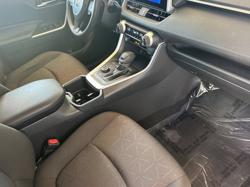 Used 2025 Toyota RAV4 XLE AWD/4WD image 19