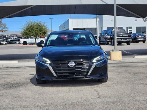 Used 2023 Nissan Altima 2.5 SV image 2