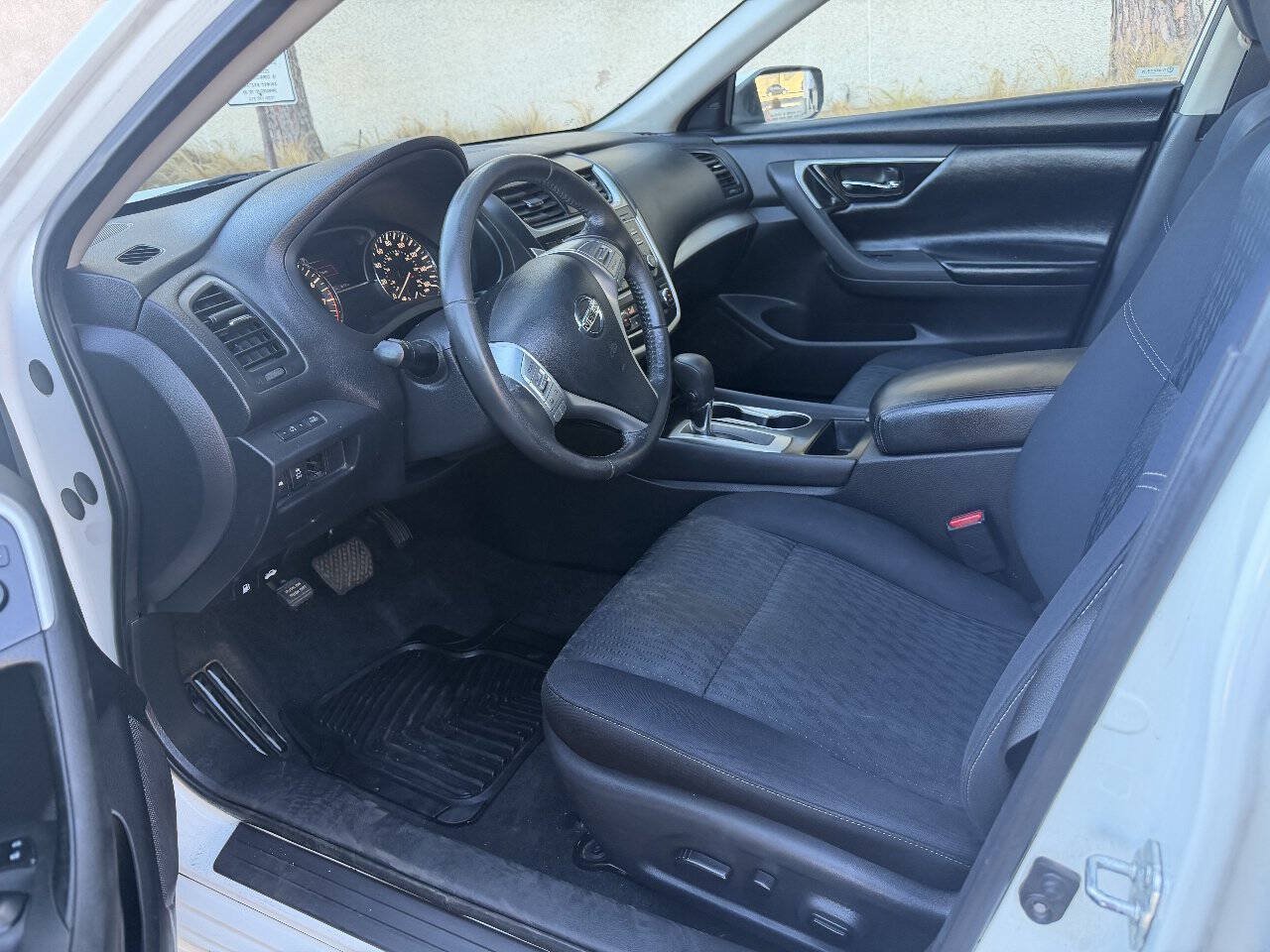 Used 2017 Nissan Altima FWD image 7