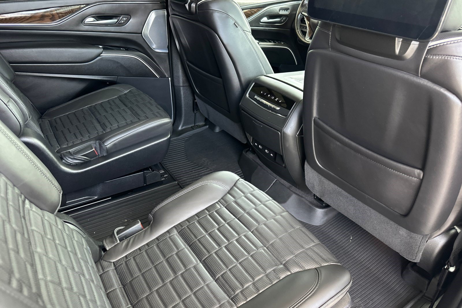 Used 2024 Cadillac Escalade ESV Sport Platinum w/ LPO, ONYX Package AWD/4WD image 35