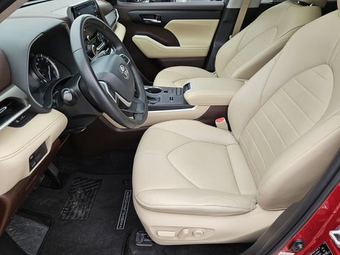 Used 2022 Toyota Highlander XLE FWD image 13
