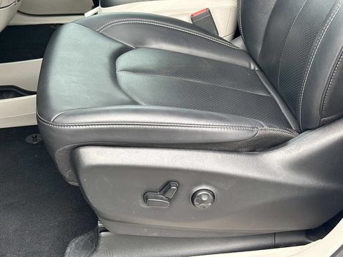 Used 2024 Chrysler Pacifica Touring-L FWD image 18
