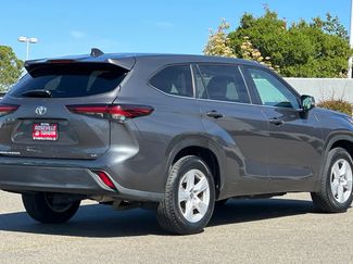 Used 2024 Toyota Highlander LE FWD video 2