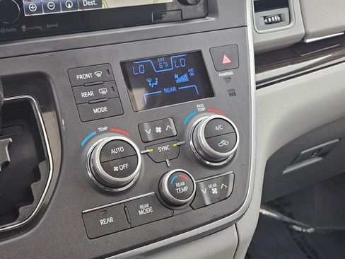 Used 2017 Toyota Sienna XLE w/ XLE Navigation Package AWD/4WD image 9