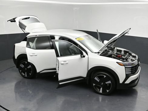 Certified 2025 Nissan Kicks SR image 28