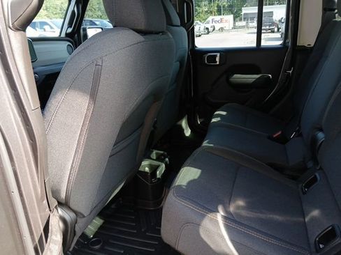 Used 2025 Jeep Gladiator Sport image 32