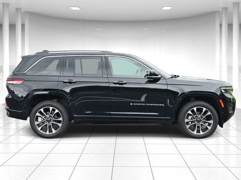 Used 2023 Jeep Grand Cherokee Overland w/ Luxury Tech Group IV AWD/4WD image 2